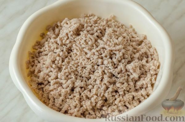 Дрожжевые пирожки-рулетики с мясом и черносливом