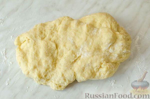 Дрожжевые пирожки-рулетики с мясом и черносливом