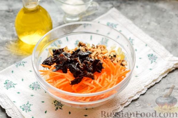 Салат с капустой, рисом, морковью, черносливом и орехами
