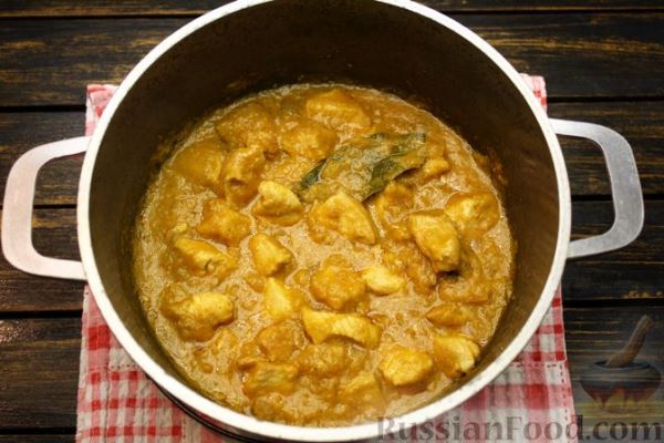 Куриное филе, тушенное с кабачковой икрой и сметаной
