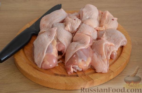 Куриные бёдра, тушенные в сметанно-грибном соусе