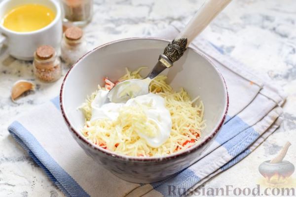 Минтай, запечённый под "шубкой" из крабовых палочек, моркови и сыра