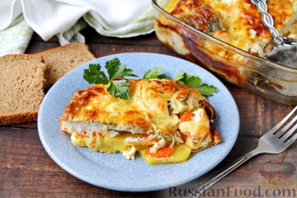Треска, запечённая с картофелем, морковью и сыром
