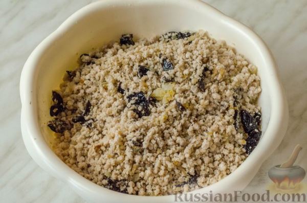 Дрожжевые пирожки-рулетики с мясом и черносливом