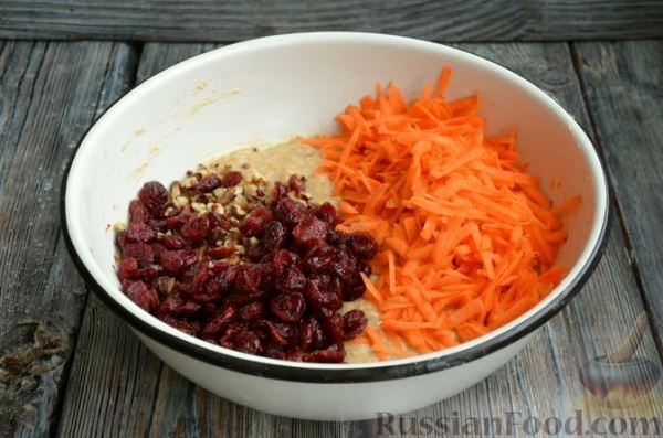 Пряный бананово-морковный кекс с вяленой клюквой и орехами