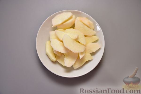 Овсянка на молоке, с изюмом, яблоками и корицей
