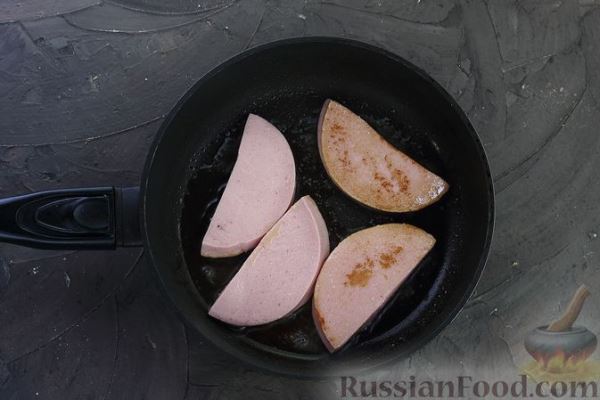 Бутерброды с жареной колбасой и горчицей