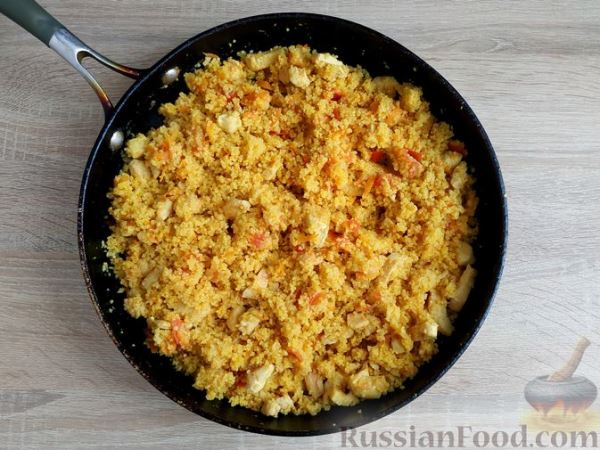 Кускус с курицей и овощами, на сковороде