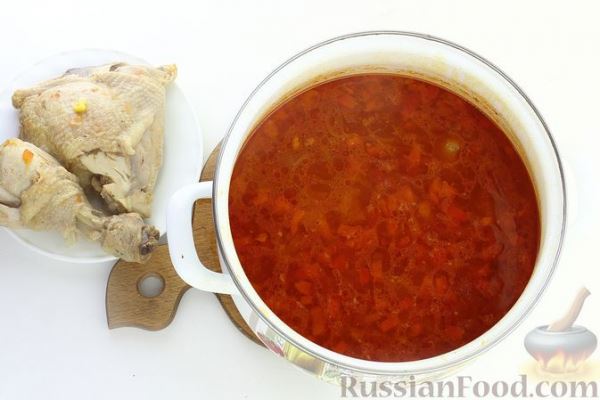 Острый куриный суп с кукурузой, помидорами и соком лайма