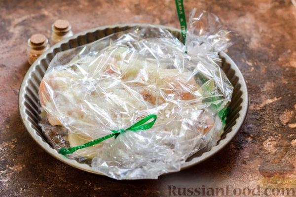 Минтай, запечённый с луком (в рукаве)