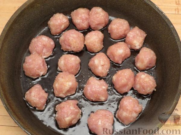 Томатный суп с нутом и мясными фрикадельками