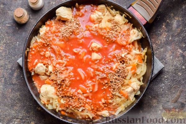 Тушёная капуста с курицей и гречкой (на сковороде)