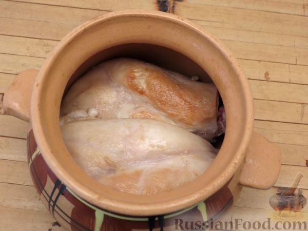 Кролик, тушенный в вине и сливках, с яблоками и сельдереем
