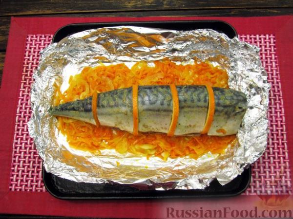 Запечённая скумбрия с апельсинами, на овощной подушке