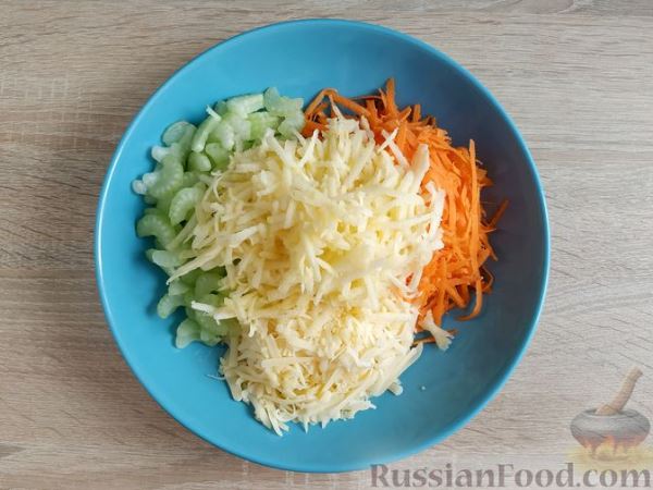 Салат с сельдереем, морковью, яблоком и сыром