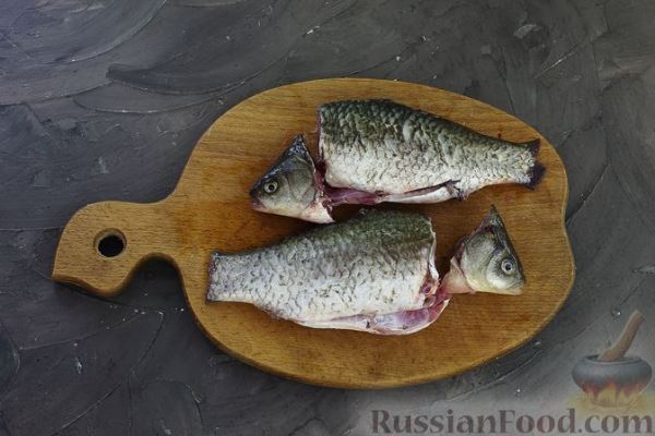 Жареный карась в сметанном соусе с грибами