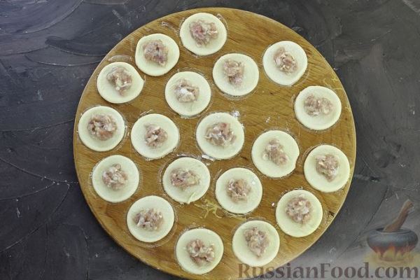 Пельмени с курицей, в бульоне