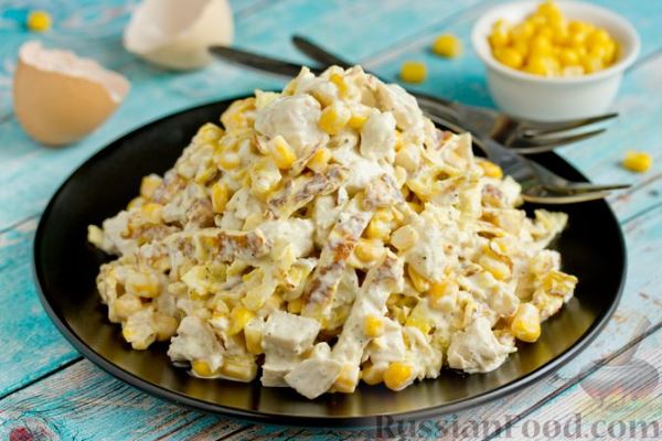 Салат с курицей, кукурузой и яичными блинчиками