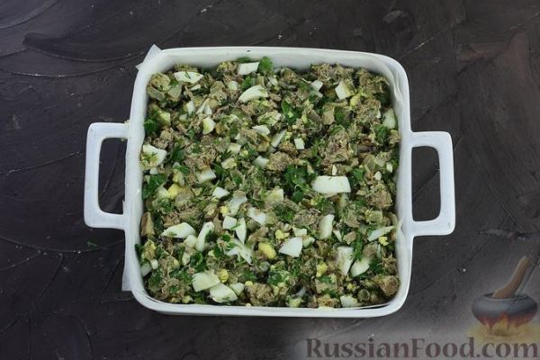 Манник с рыбой, отварными яйцами и майонезно-сметанной заливкой