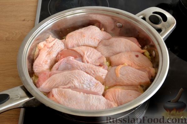 Куриные бёдра, тушенные в сметанно-грибном соусе