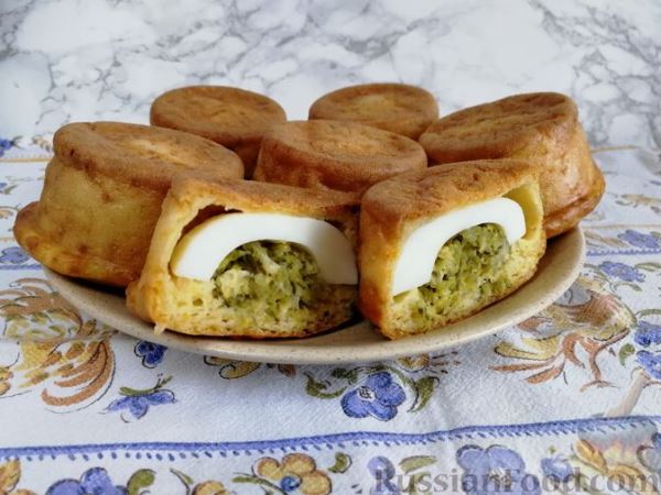 Закусочные маффины с маринованными огурцами, отварными яйцами и сыром