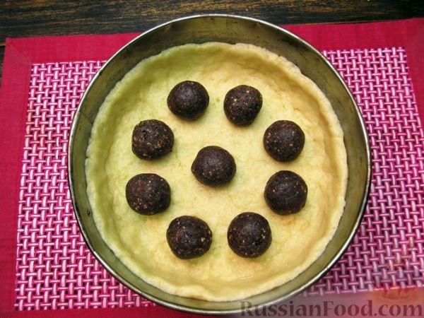 Песочный пирог с начинкой из чернослива с орехами и сметанно-яичной заливкой