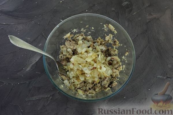 Манник с рыбой, отварными яйцами и майонезно-сметанной заливкой