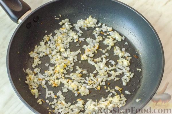 Дрожжевые пирожки-рулетики с мясом и черносливом