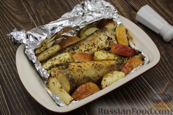 Рыба, запечённая с морковью и яблоками