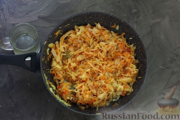 Тушёная капуста с консервированной фасолью