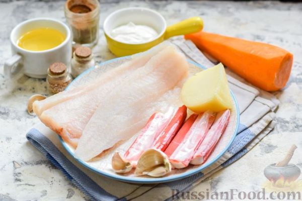 Минтай, запечённый под "шубкой" из крабовых палочек, моркови и сыра