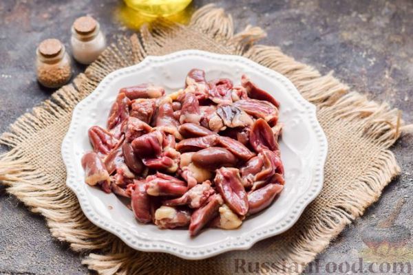 Жареные куриные сердечки с луком