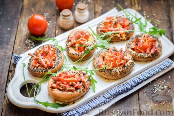 Сушки, запечённые с ветчиной, перцем и сыром