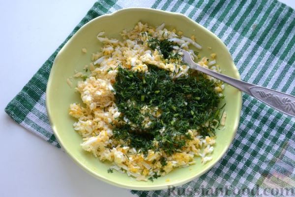 Гренки с сыром, варёными яйцами и зеленью