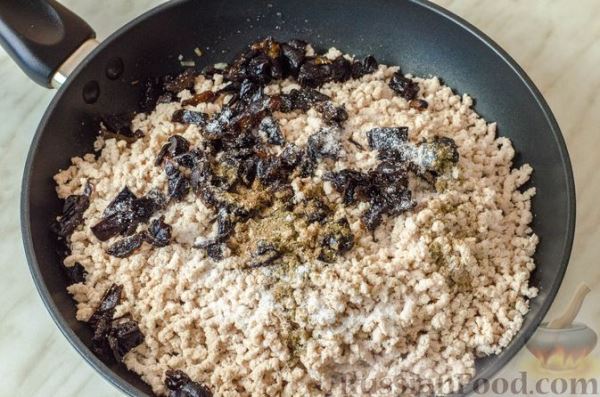 Дрожжевые пирожки-рулетики с мясом и черносливом