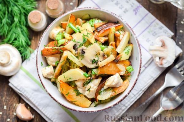 Жареная картошка с грибами и курицей