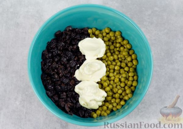 Салат с курицей, черносливом и консервированным зелёным горошком