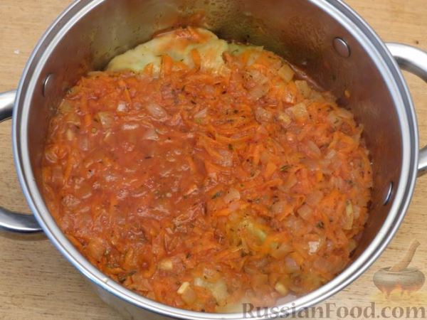 Голубцы с курицей, овсянкой и стручковой фасолью, в томатном соусе
