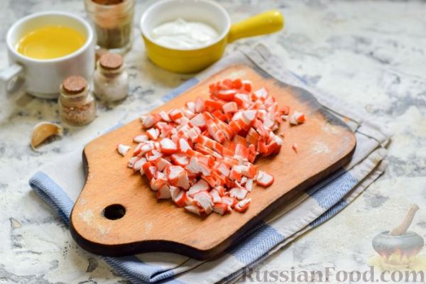 Минтай, запечённый под "шубкой" из крабовых палочек, моркови и сыра