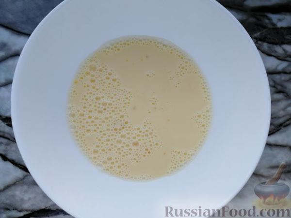 Закусочные маффины с маринованными огурцами, отварными яйцами и сыром