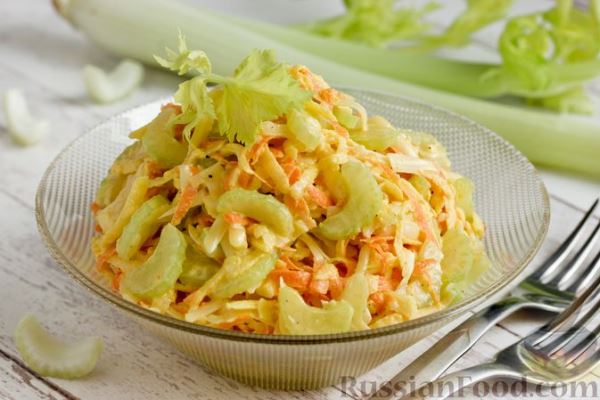 Салат с сельдереем, морковью, яблоком и сыром