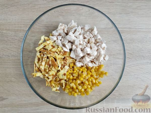 Салат с курицей, кукурузой и яичными блинчиками