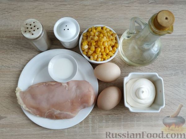 Салат с курицей, кукурузой и яичными блинчиками