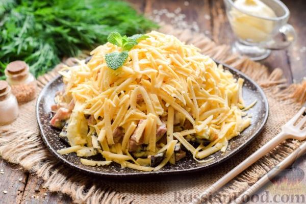 Салат с ветчиной, черносливом, сыром и яйцами