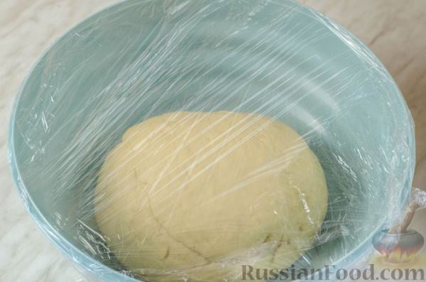 Дрожжевые пирожки с горохом и грибами (в духовке)