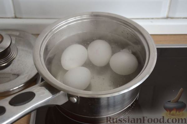 Салат с пекинской капустой, курицей, сыром фета и яичными белками
