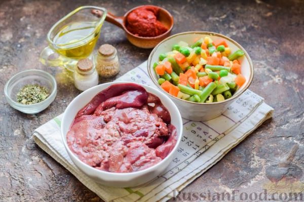 Куриная печень, тушенная с замороженными овощами