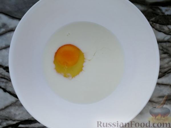 Закусочные маффины с маринованными огурцами, отварными яйцами и сыром