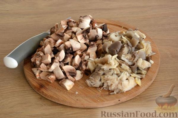 Куриные бёдра, тушенные в сметанно-грибном соусе