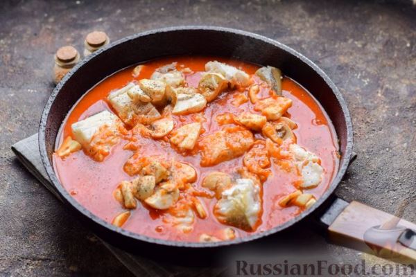 Рыба, тушенная в томатном соусе с грибами